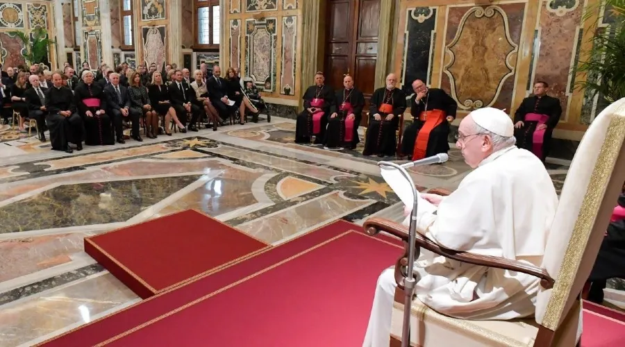 Papa Francisco durante un momento del encuentro con la Papal Foundation en el Vaticano. Crédito: Vatican News. ?w=200&h=150