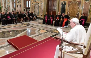 Papa Francisco durante un momento del encuentro con la Papal Foundation en el Vaticano. Crédito: Vatican News.  