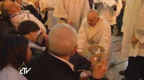 Papa Francisco lavando los pies en Jueves Santo. Foto: Captura de video CTV
