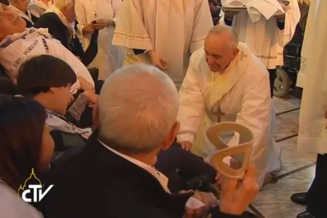 [VIDEO] El Papa lava pies de ancianos y discapacitados en Misa de Jueves Santo
