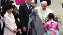 El Papa recibe presentes tradicionales a su llegada a Seúl. Foto: Comité Preparatorio de la Visita del Papa Francisco a Corea