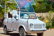 Papamóvil ensamblado en Madagascar es considerado símbolo de esperanza