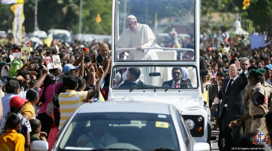 El Papa Francisco en las calles de Colombo en Sri Lanka. Foto popefrancissrilanka.com?w=200&h=150