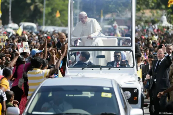 Papa Francisco rezó ante Nuestra Señora de Lanka