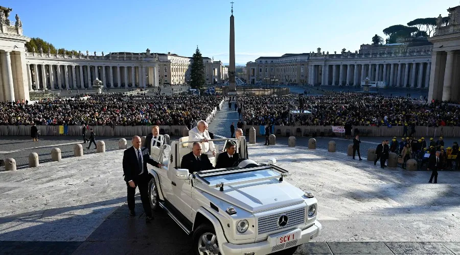 El Papa Francisco llega a la Plaza de San Pedro. Crédito: Vatican Media