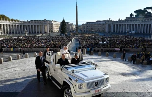 El Papa Francisco llega a la Plaza de San Pedro. Cru00e9dito: Vatican Media 