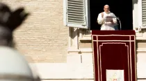 El Papa saluda en el Ángelus. Foto: ACI Prensa