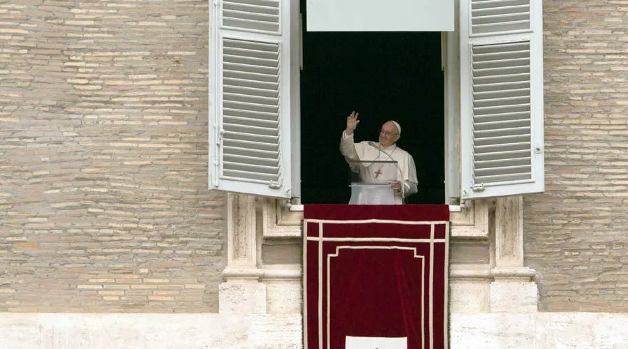El Papa durante el Ángelus. Foto: Marina Testino / ACI Prensa