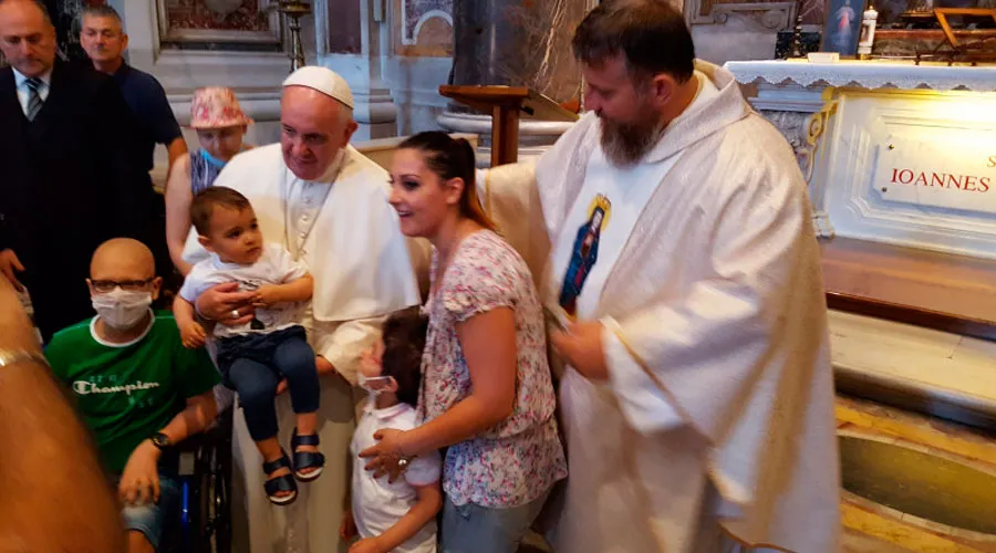 El Papa Francisco, el P. Jarek Cielecki y un grupo de niños con cáncer ante la tumba de San Juan Pablo II. Foto: P. Jarek Cielecki