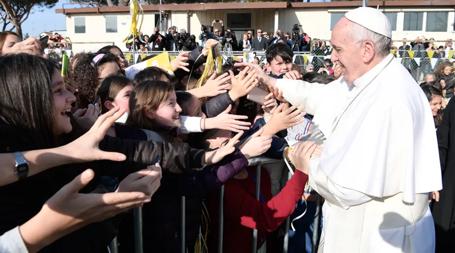 El Papa saluda a varios niños durante la visita. Foto. L'Osservatore Romano?w=200&h=150