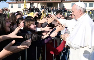 El Papa saluda a varios niu00f1os durante la visita. Foto. L'Osservatore Romano 
