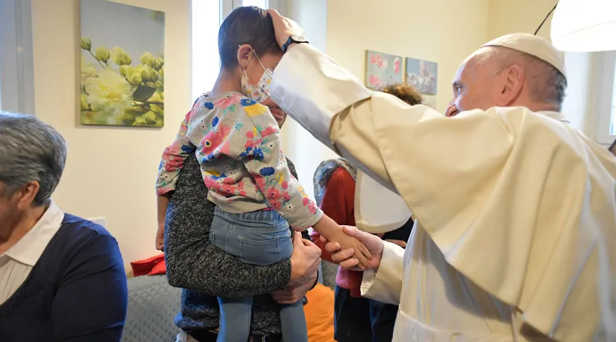 El Papa Francisco bendice a un niño enfermo en la CasAmica Onlus que visitó hoy. Foto: Vatican Media?w=200&h=150