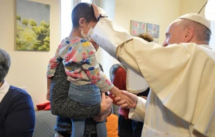 El Papa Francisco bendice a un niu00f1o enfermo en la CasAmica Onlus que visitu00f3 hoy. Foto: Vatican Media 