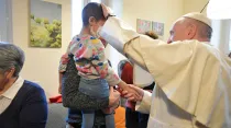 El Papa Francisco bendice a un niño enfermo en la CasAmica Onlus que visitó hoy. Foto: Vatican Media