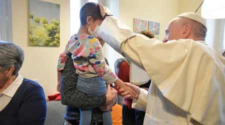 Viernes de Misericordia: El Papa visita a enfermos de cáncer y jóvenes con discapacidad