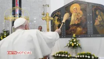 Papa Francisco bendiciendo una imagen de la Virgen en Kazajistán. Crédito: EWTN Noticias