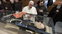 El Papa Francisco rezó ante los restos del Padre Pío. Foto: Vatican Media