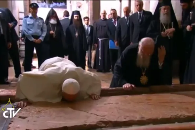 [VIDEO] El Papa Francisco besa y reza de rodillas ante el Santo Sepulcro de Jesús