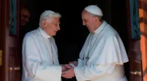 Benedicto XVI y Papa Francisco. Foto: L'Ossevatore Romano / ANSA