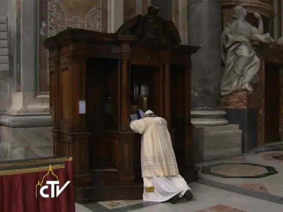 El Papa Francisco se confiesa al iniciar "24 horas con el Señor”