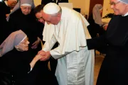 El Papa hace visita sorpresa a monjas que luchan contra mandato abortista de Obama