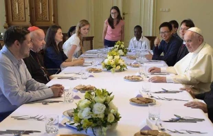 Marco Navarro Bulgarelli (izquierda de la foto) junto al Arzobispo de Cracovia, Cardenal Stanislaw Dziwisz, en encuentro con el Papa Francisco. Foto: L'Osservatore Romano. 