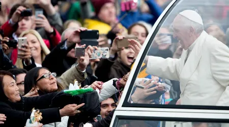 Que los sacerdotes sean servidores y lleven un estilo de vida sencillo, pide el Papa