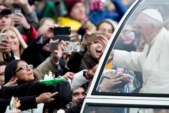 Que los sacerdotes sean servidores y lleven un estilo de vida sencillo, pide el Papa