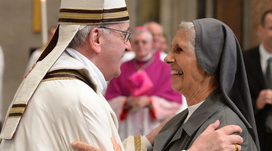 El Papa Francisco y su prima religiosa, Sor Ana Rosa. Crédito: Vatican Media?w=200&h=150