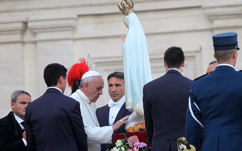 Papa Francisco rezando al pie de la Virgen María. Foto: Lauren Cater / ACI Prensa?w=200&h=150