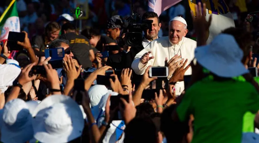 El Papa con los jóvenes en el encuentro. Foto: Daniel Ibáñez / ACI Prensa?w=200&h=150