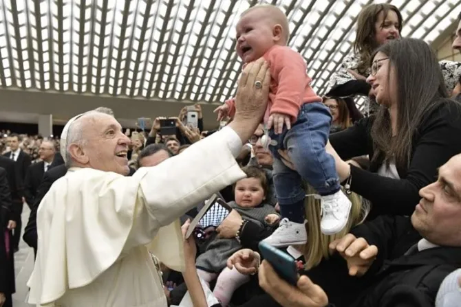 Los gestos predican a Jesucristo mejor que cualquier sermón, escribe el Papa  