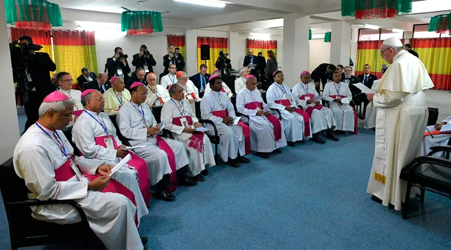 El Papa Francisco con los obispos de Bangladesh. Foto: L'Osservatore Romano