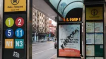 Parada de autobús en Pamplona (Navarra) con pintada en vasco que significa 'fuera'. Foto: Actuall 
