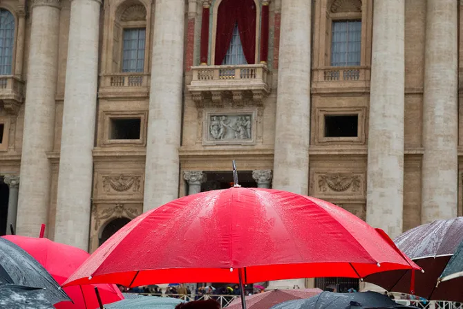 Papa Francisco regala 300 paraguas a los pobres de Roma