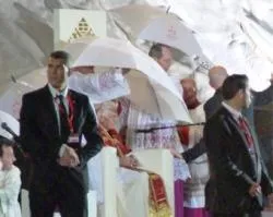 El Papa cubierto por un paraguas durante la lluvia (foto ACI Prensa)?w=200&h=150