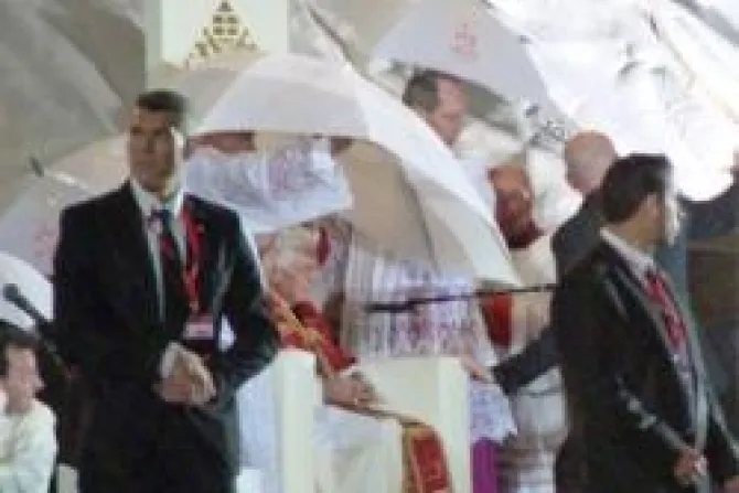 El Papa agradece sacrificio de jóvenes que sorportaron tormenta en Cuatro Vientos