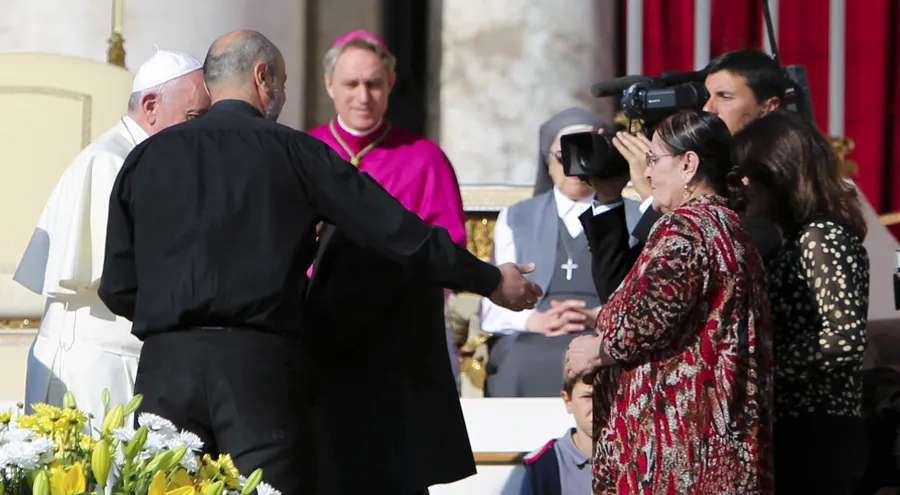 El Papa Francisco en la Plaza de San Pedro saluda al matrimonio iraquí (Foto Lauren Cater / ACI Prensa)?w=200&h=150