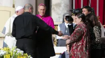 El Papa Francisco en la Plaza de San Pedro saluda al matrimonio iraquí (Foto Lauren Cater / ACI Prensa)
