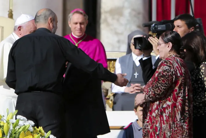 [VIDEO] El Papa Francisco consuela a pareja de ancianos cristianos que lo perdió todo en Irak