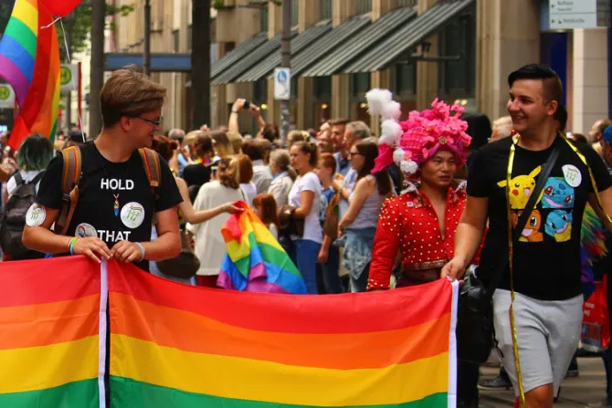 Arzobispo advierte los peligros de bendecir a parejas gays