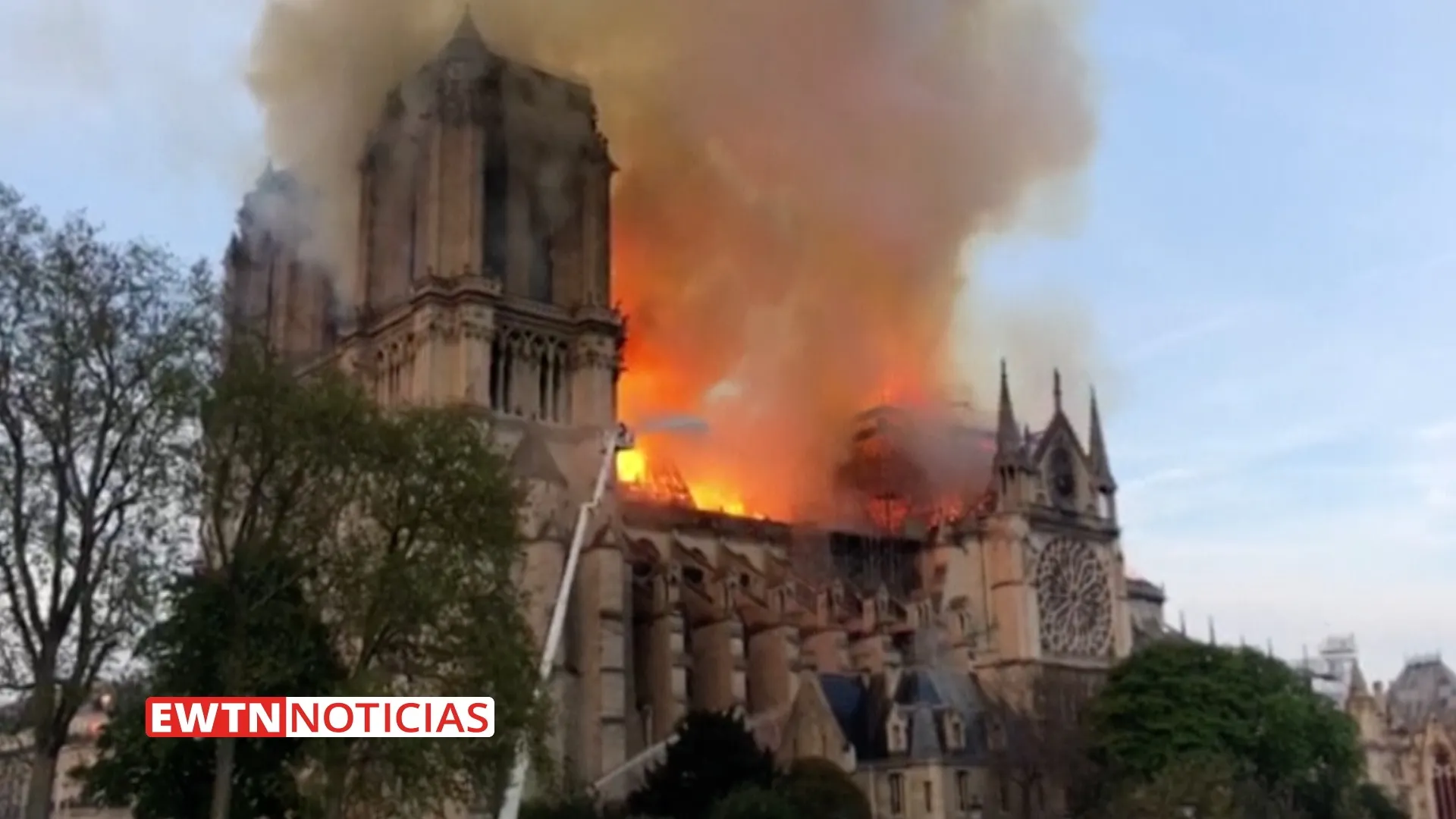 La Catedral de Notre Dame de París en llamas. Captura de video