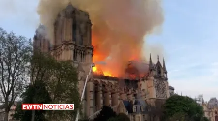 Arzobispo de París pide doblar las campanas para rezar ante incendio en Notre Dame