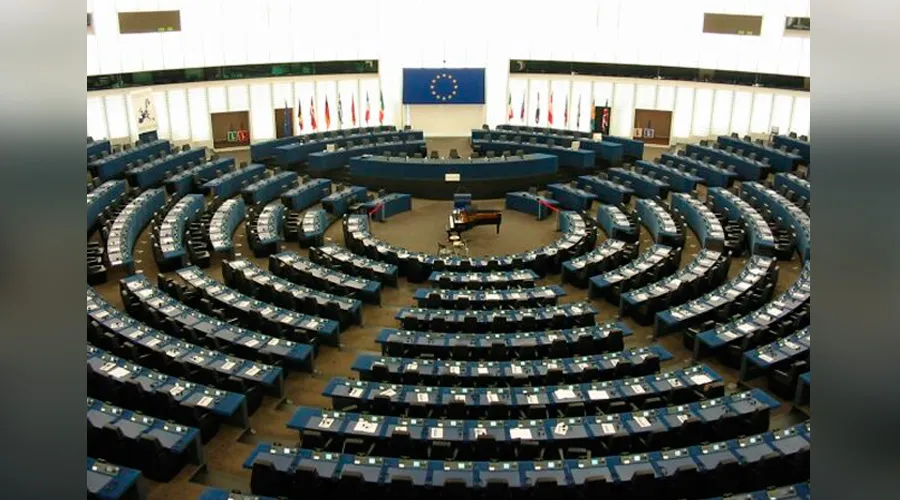 Parlamento Europeo (Foto Wikipedia Cedric Puisney (CC-BY-SA-3.0))