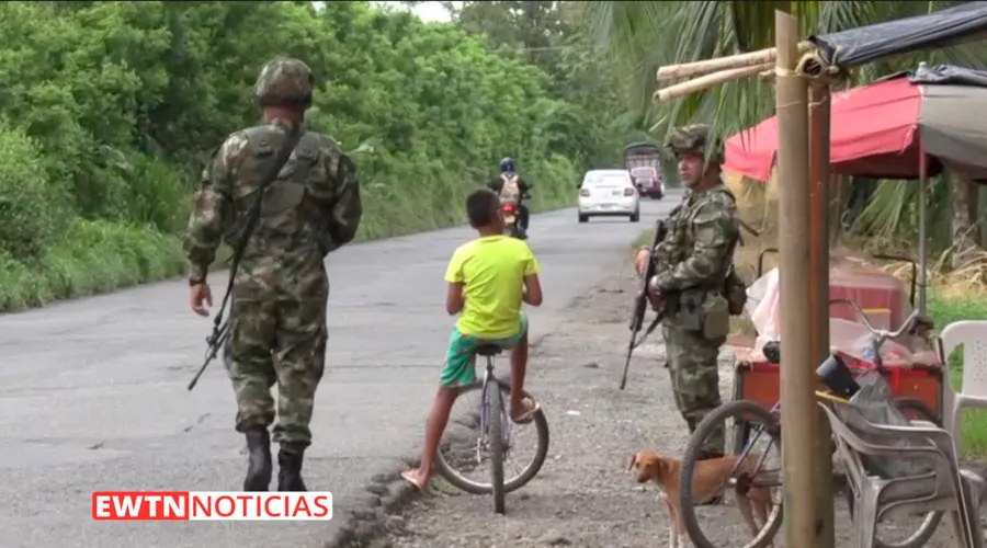 Soldados cuidan una vía de Colombia durante el paro armado convocado por el Clan del Golfo. Crédito: Captura de video (EWTN Noticias)