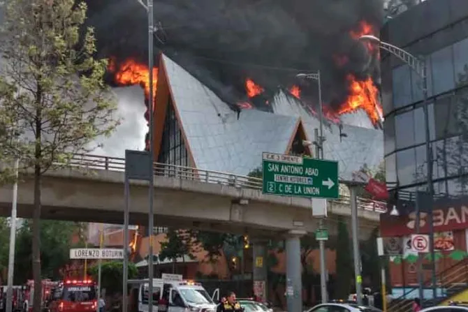 Se incendia parroquia de Nuestra Señora Aparecida del Brasil en Ciudad de México