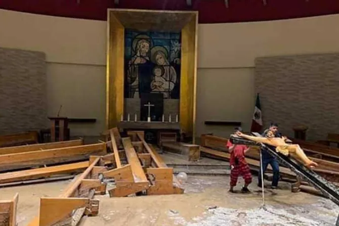 México: Con rápida respuesta fieles restauran iglesia inundada en menos de un día [FOTOS]