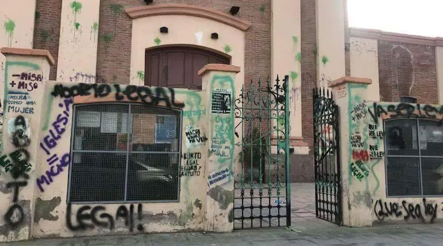 Atacan iglesia en Argentina tras rechazo del proyecto del aborto