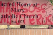 Vandalizan iglesia que tiene miles de cruces por los bebés víctimas del aborto