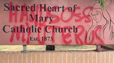Vandalizan iglesia que tiene miles de cruces por los bebés víctimas del aborto